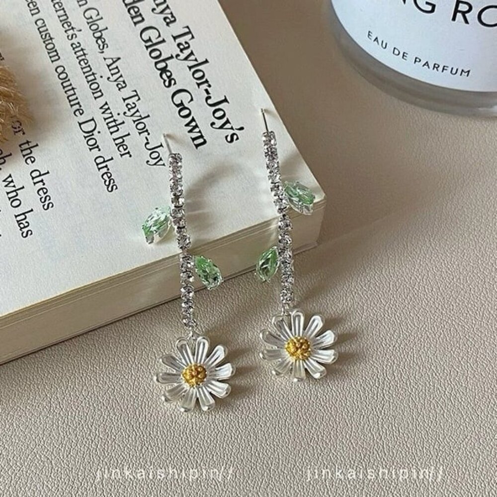 Long autumn chrysanthemum plant earrings